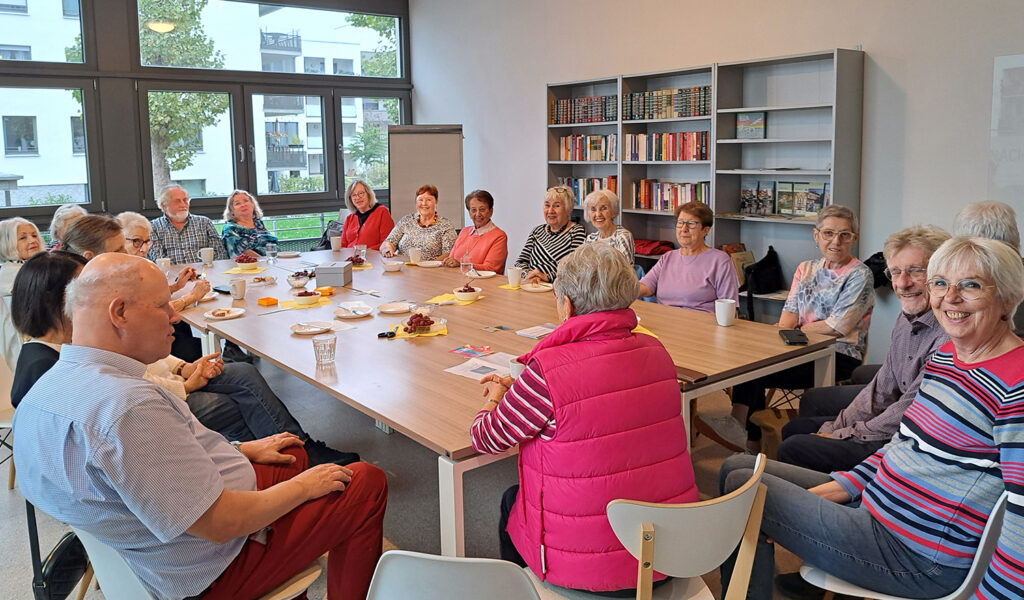 Gemeinsames Frühstück und Nachbarschaftstreffen vom Nachbarnetz Ludwigsburg in einem hellen Gemeinschaftsraum.